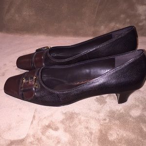 NWOT Liz Claiborne Sz 8M brown leather low heels